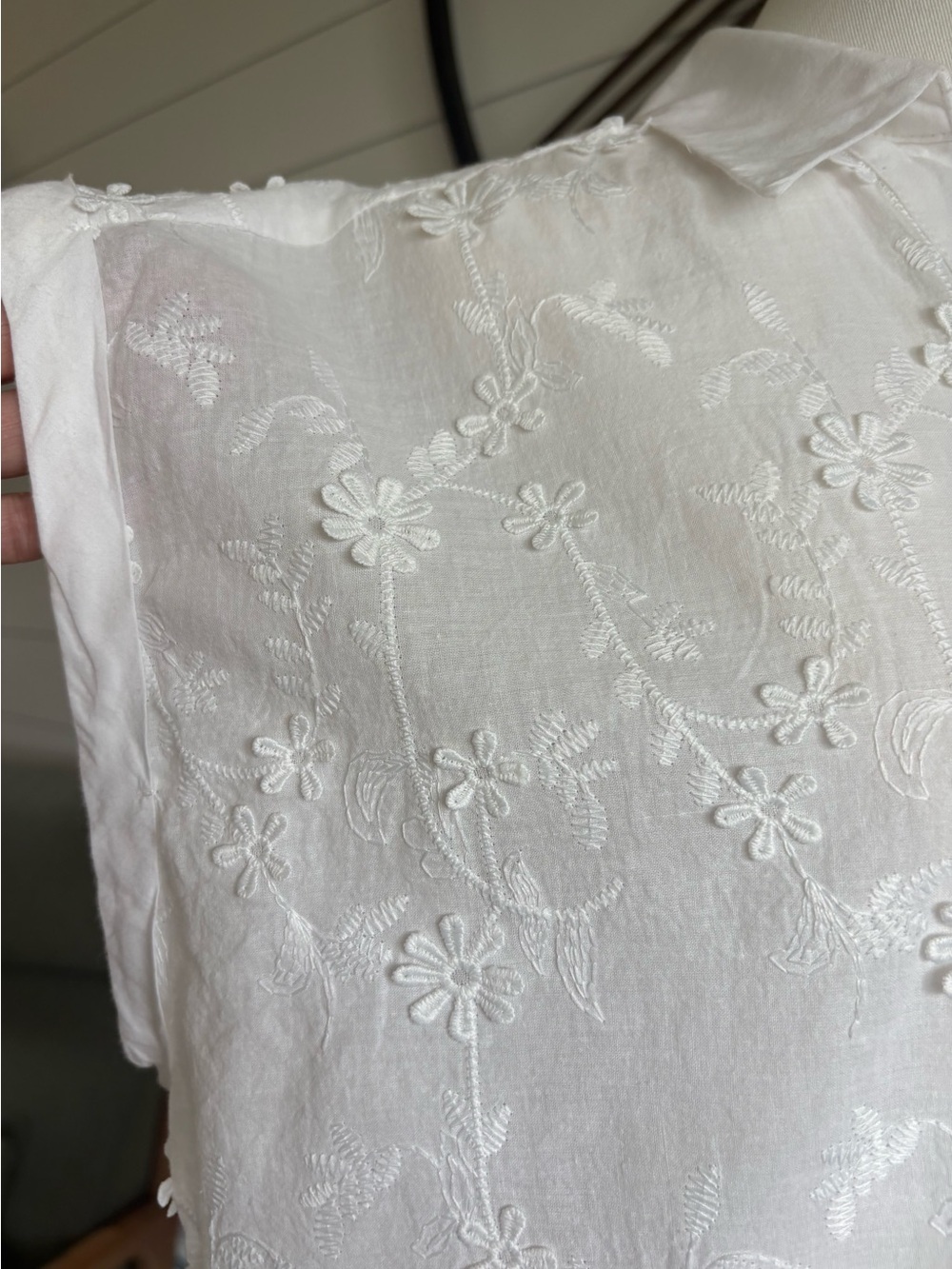 Adriana Papell Appliquéd Embroidered White Cap-Sleeve Button-Front Top - Size L - Picture 8 of 10